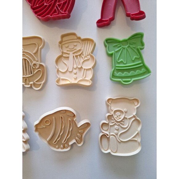 Tupperware & Hutzler 19 Holiday Plastic Cookie Cutters Christmas Easter Vintage - Picture 8 of 14